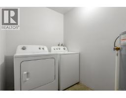 Primary Bedroom - 401 Cedar St, Campbell River, BC V9W2V4 Photo 2