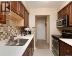 Living room - 303 1597 Midgard Ave, Saanich, BC V8P2Y2 Photo 5