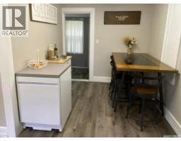 Enclosed porch - 106 3rd Avenue E, Mossbank, SK S0H3G0 Photo 4