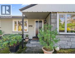 Den - 943 Selkirk Ave, Esquimalt, BC V9A2V2 Photo 4