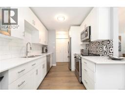 Bathroom - 203 9945 Fifth St, Sidney, BC V8L2X6 Photo 2