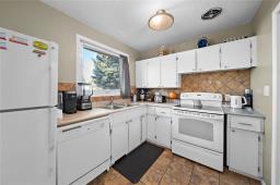 Eat in kitchen - 232 Lilac Bay, Steinbach, MB R5G2C9 Photo 2