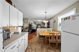 Kitchen - 232 Lilac Bay, Steinbach, MB R5G2C9 Photo 5