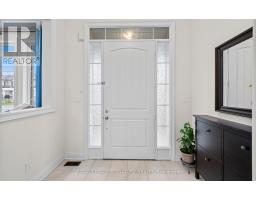 Kitchen - 35 Clara May Avenue, East Gwillimbury, ON L9N0R4 Photo 4