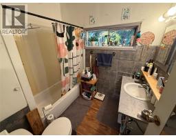 Kitchen - 5015 Erie Ross Spur Road, Salmo, BC V0G1L1 Photo 5