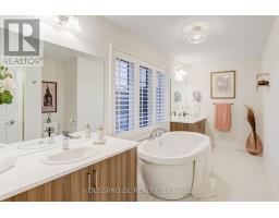 Kitchen - 136 Carriage Shop Bend, East Gwillimbury, ON L9N0Y3 Photo 5