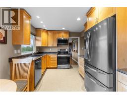 Kitchen - 60 Mclean St, Campbell River, BC V9W2L9 Photo 4