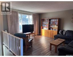 Living room - 269 5th Avenue Ne, Swift Current, SK S9H2L3 Photo 2