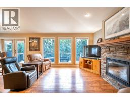 Full bathroom - 1701 Mountain View Avenue, Lumby, BC V0E2G0 Photo 4