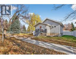Living room - 1151 1st Avenue Nw, Moose Jaw, SK S6H3N4 Photo 2