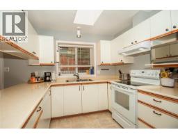 Kitchen - 290 Renz Rd, Parksville, BC V9P1E3 Photo 5