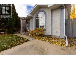 Living room - 66 Assiniboia Way W, Lethbridge, AB T1K7L7 Photo 4