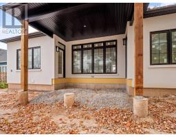 Bathroom - 60 Pleasant Avenue N, Fort Erie, ON L0S1N0 Photo 3