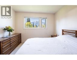 Kitchen - 815 Fourth Street E, Revelstoke, BC V0E2S0 Photo 4