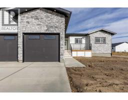 4pc Bathroom - 277 E 1 Avenue N, Magrath, AB T0K1J0 Photo 2