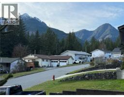 Laundry room - 413 Cedar Cres, Gold River, BC V0P1G0 Photo 3