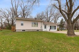 Living room - 172 52 Highway, Mitchell, MB R5G1H3 Photo 2