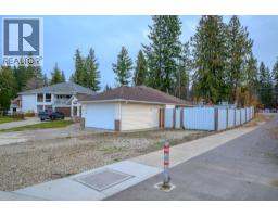 Living room - 591 24 Street Se, Salmon Arm, BC V1E1K9 Photo 4