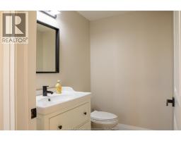 4pc Ensuite bath - 737 Charles Street, Windsor, ON N8X3G7 Photo 3