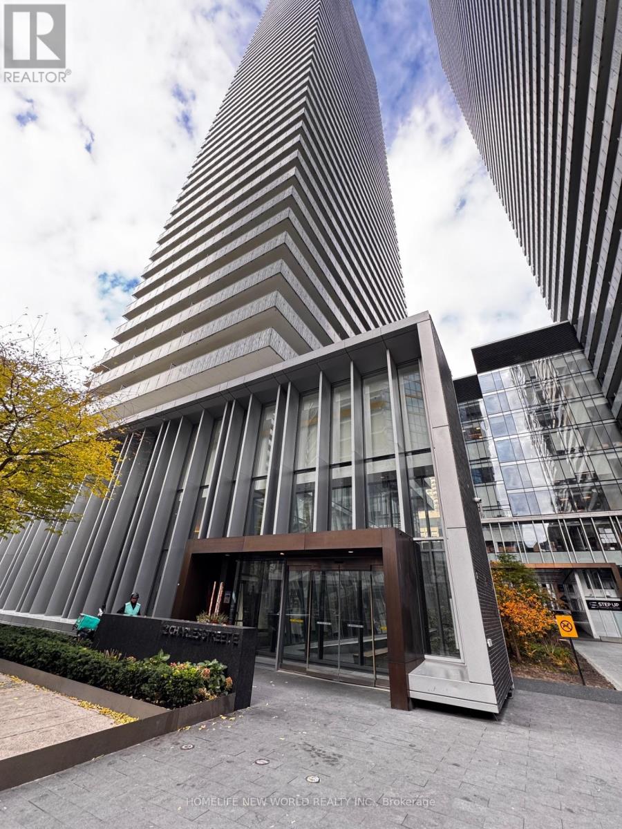 2202 42 Charles Street E