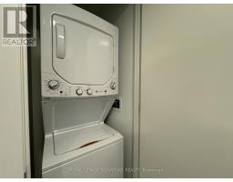 Den - 1110 86 Dundas Street, Mississauga, ON L5A1W4 Photo 2