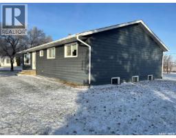 Living room - 602 Boscurvis Avenue, Oxbow, SK S0C2B0 Photo 4