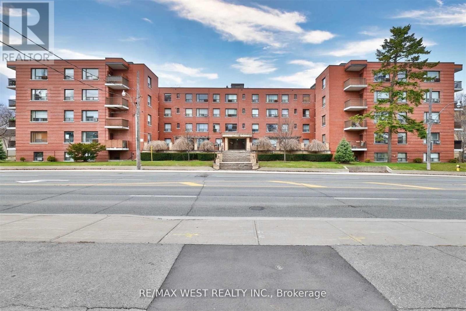 205 2550 Bathurst Street