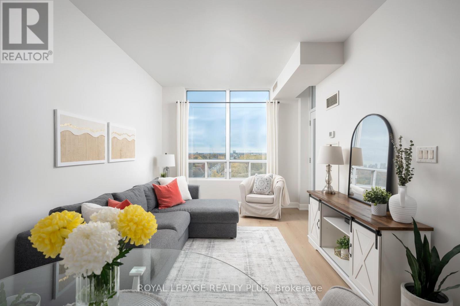 907 3391 Bloor Street W