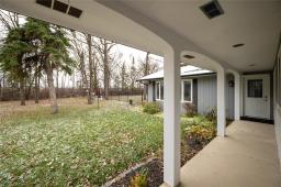 Living room - 32076 Municipal 37 Road E, La Broquerie, MB R0A0W2 Photo 3