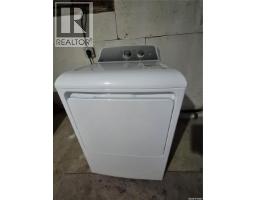 Enclosed porch - 212 7th Street Ne, Weyburn, SK S4H1C4 Photo 2