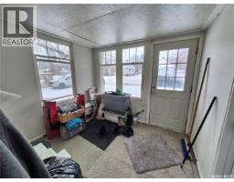 Living room - 212 7th Street Ne, Weyburn, SK S4H1C4 Photo 4