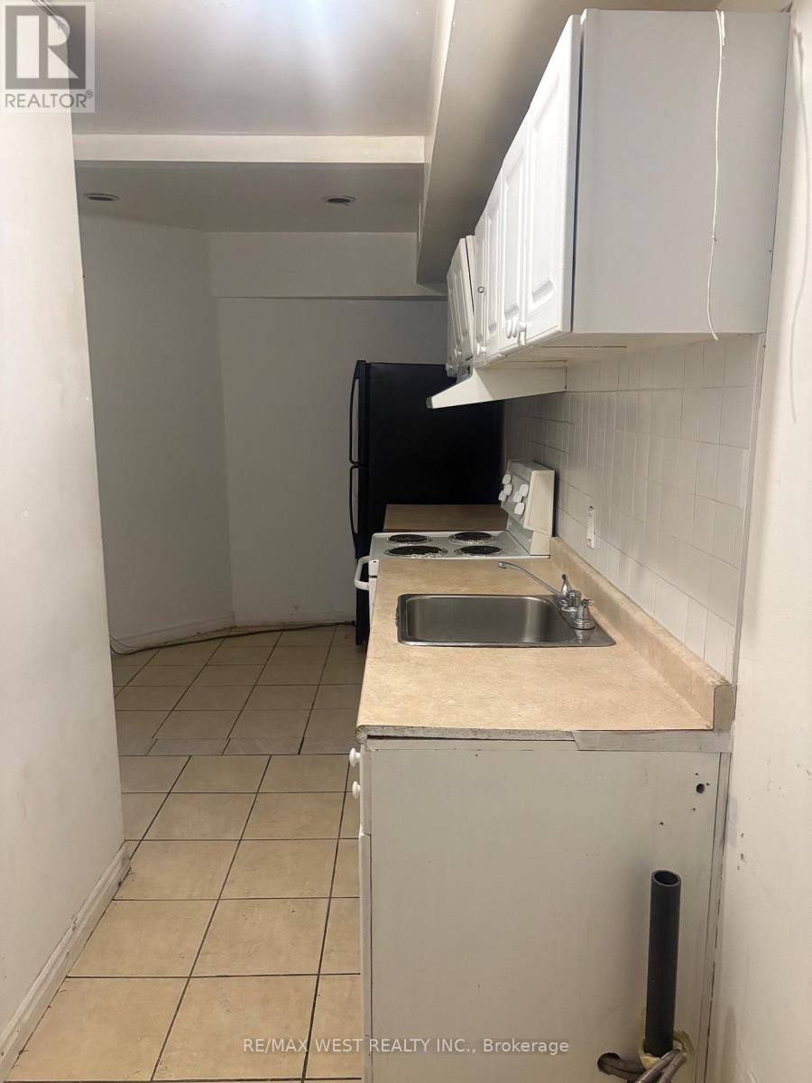 9 2057 Dufferin Street