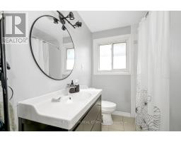 922 Pinewood Crescent, Image 3