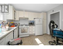 922 Pinewood Crescent, Image 2