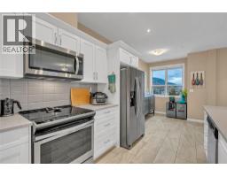 Living room - 3388 Skaha Lake Road Unit 1004, Penticton, BC V2A6G4 Photo 3