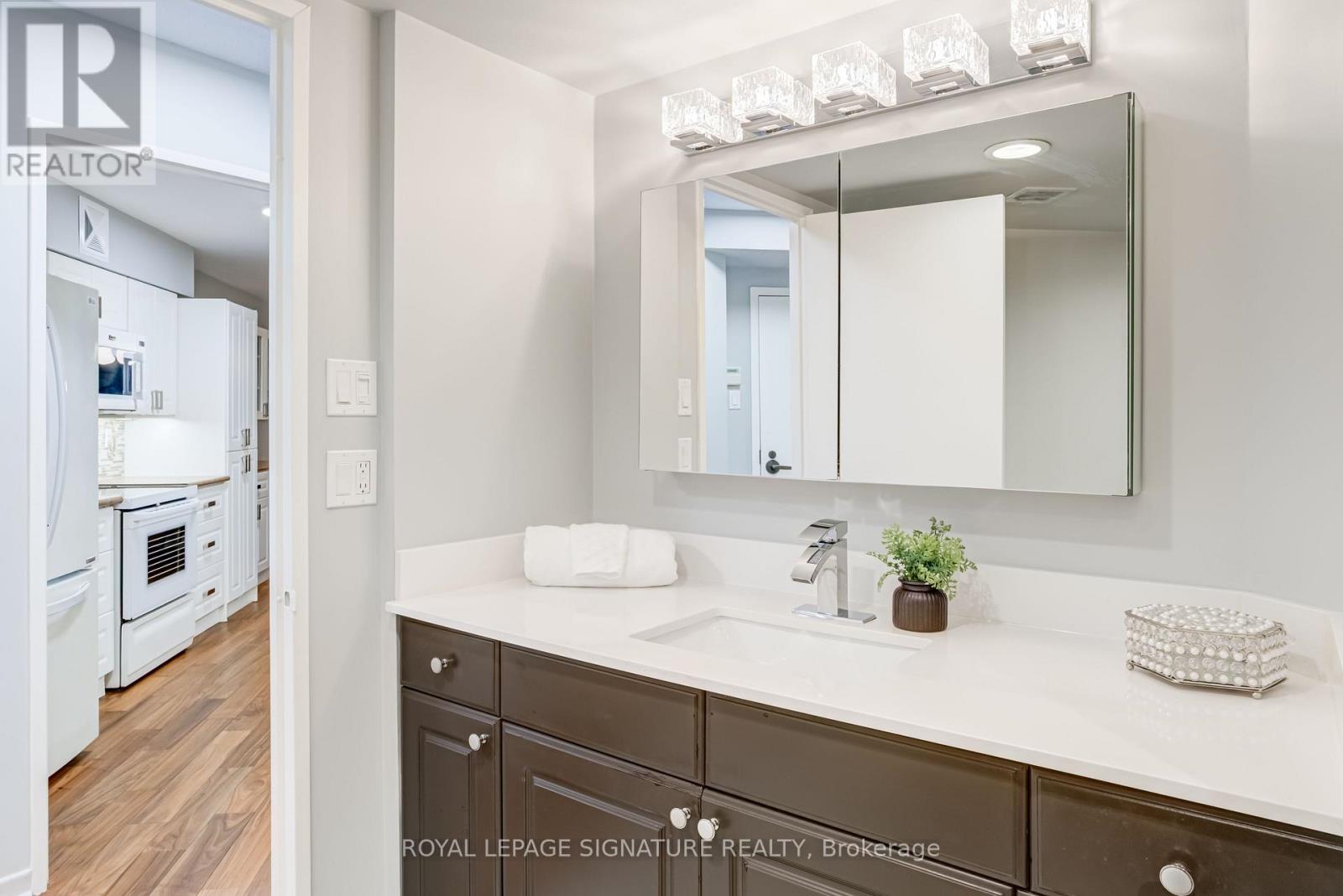 303 25 Maitland Street