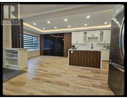 Bedroom 2 - 137 Willow Lane, Newmarket, ON L3Y4J1 Photo 4