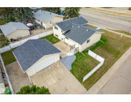 Primary Bedroom - 9701 100, Morinville, AB T8R1G6 Photo 5