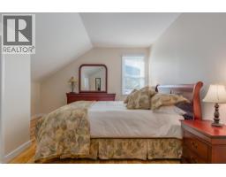 Living room - 1631 Fifth Avenue, Trail, BC V1R1V1 Photo 2