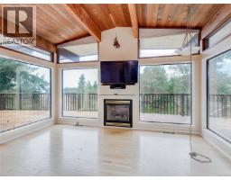 Living room - 10931 Inwood Rd, North Saanich, BC V8L5H9 Photo 5