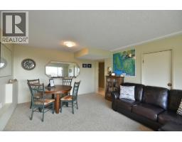 4926 Laurel Avenue, Sechelt, BC V7Z0B7 Photo 2