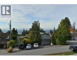 4926 Laurel Avenue, Sechelt, BC V7Z0B7 Photo 5