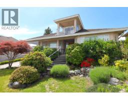 561 Spyglass Place, Gibsons, BC V0N1V9 Photo 3