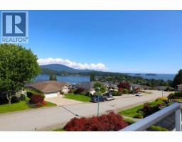 561 Spyglass Place, Gibsons, BC V0N1V9 Photo 4