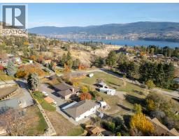 Living room - 901 Newton Drive, Penticton, BC V2A8Z4 Photo 4