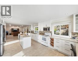 Full bathroom - 901 Newton Drive, Penticton, BC V2A8Z4 Photo 3