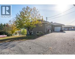 Dining room - 901 Newton Drive, Penticton, BC V2A8Z4 Photo 2