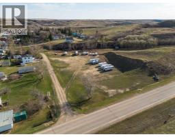 422 Elgin Avenue, Carbon, AB T0M0L0 Photo 3
