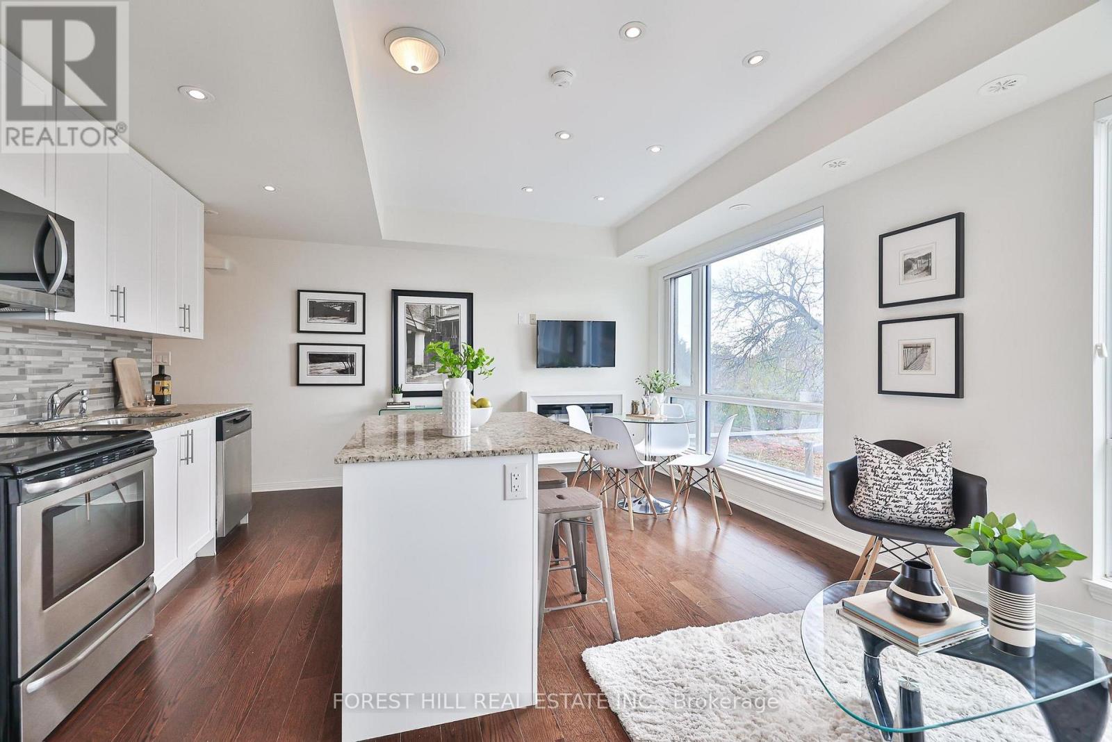 318 639 Lawrence Avenue W