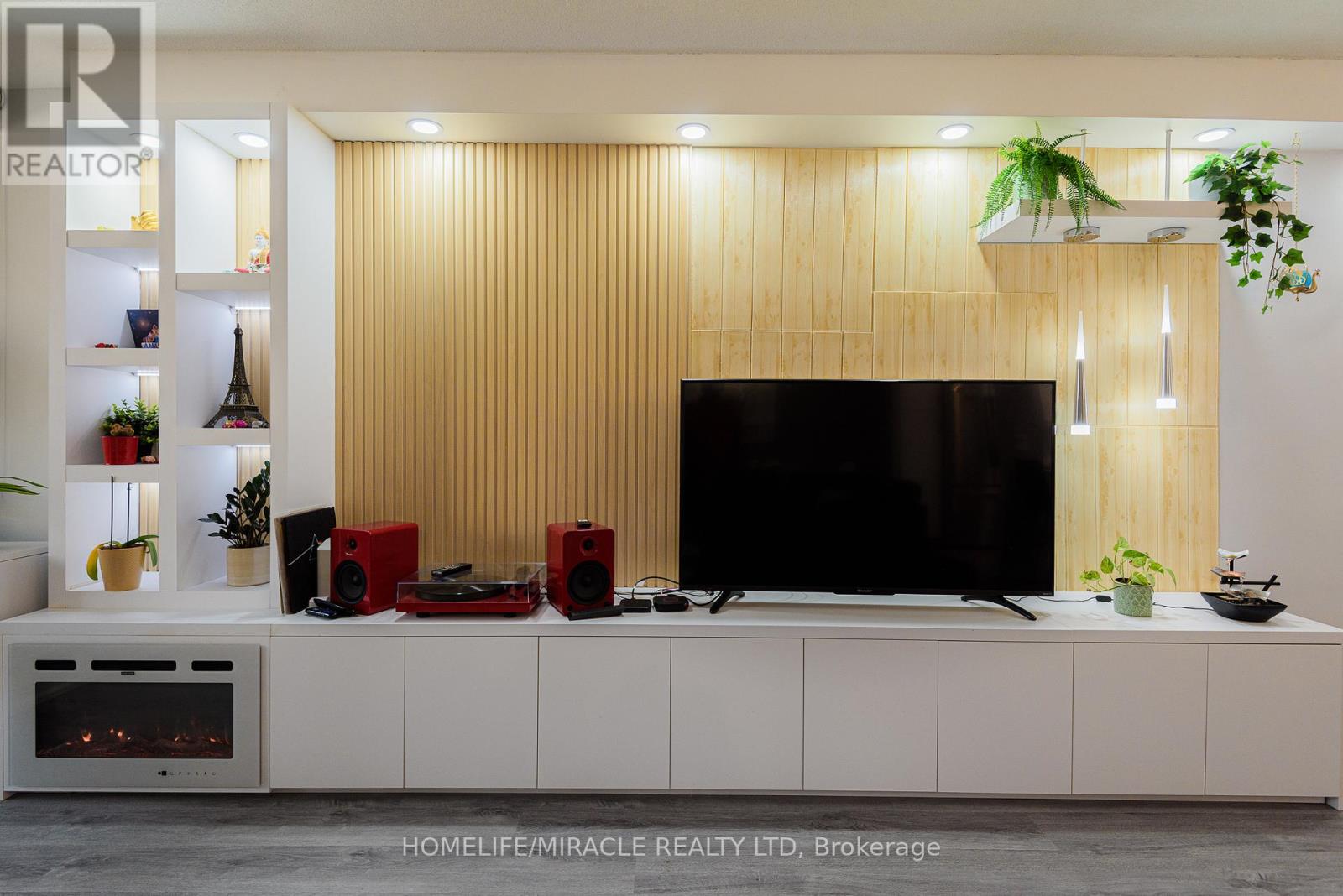 1201 714 The West Mall